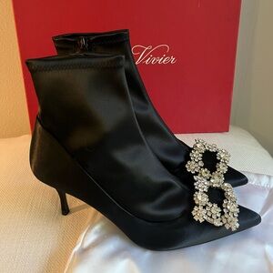 *NIB* Roger Vivier 37 Black Satin Flower Strass Crystal Buckle Ankle Boots